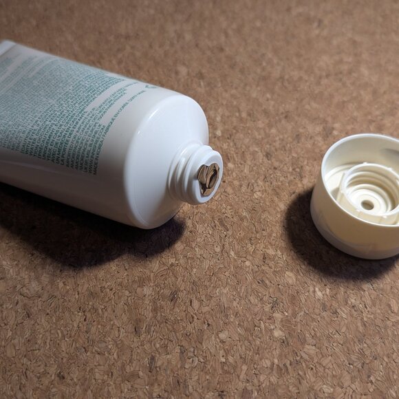 Innisfree Sulfate-Free Green Tea Amino Acid Cleansing Foam - Picture 3 of 3